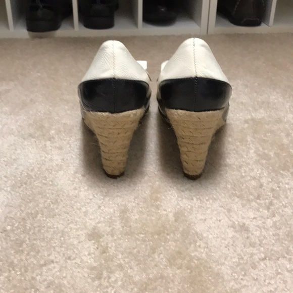 “NWOT” AEROSOLE TWO TONE COLORED WEDGE HEELS 6 1/2 - Picture 3 of 6